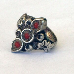 Ring with three little corals from India
