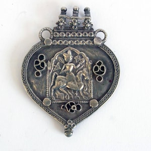 Altes Silber-Amulett aus Indien, zeigt einen Reiter