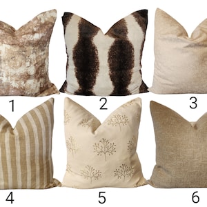 Copricuscini lavabili~Copricuscini beige~Cuscino decorativo neutro~Cuscino decorativo a righe neutre~Copricuscini astratti~Copricuscini moderni