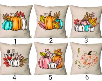Puede incluir: Seis diseños de almohadas diferentes con calabazas, hojas e ilustraciones de temática otoñal. Las almohadas son todas de color beige con una variedad de colores y diseños. Los diseños incluyen calabazas con hojas, calabazas con bayas y calabazas con el texto "Hello Pumpkin".