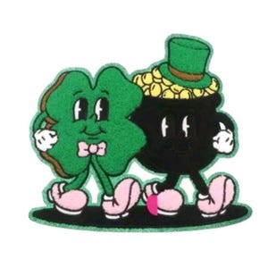 Puede incluir: Un trébol de cuatro hojas verde y una olla de oro negra con un sombrero verde caminan lado a lado. Ambos personajes tienen zapatos rosas y caras sonrientes. El trébol tiene una pajarita rosa.