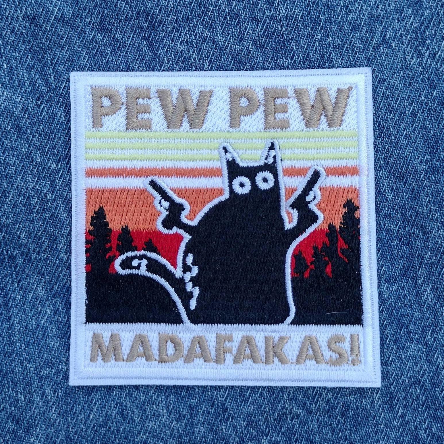 PEW PEW MADAFAKAS Zwarte kat met pistool, patches, moraalpatches, klittenbandborduurwerk, tactische klittenbandsluiting voor kleding, rugzak, honkbalpet, uniform, vest, hondenharnas, regenboog