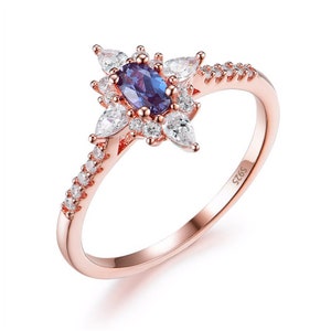 Anillo de compromiso de alejandrita con cambio de color en oro rosa, piedra natal de junio.