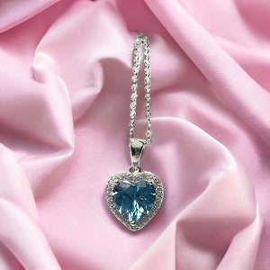 Hermoso colgante de corazón de topacio azul hielo en plata de ley 925