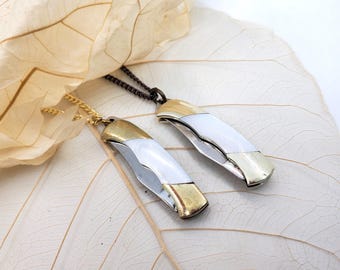 Collana con coltello di perle: ciondolo a forma di coltellino tascabile in miniatura da 1,5" (chiuso), con catena a maglie saldate in ottone massiccio di alta qualità