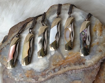Collana con coltello in miniatura da 1 1/2 "CHIUSO, coltellino tascabile funzionante, ciondolo, perla di abalone con catena a maglie saldate in ottone massiccio di alta qualità