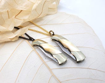Collana con coltello in miniatura: catena in ottone dorato, ciondolo con impugnatura in perla