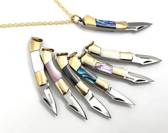 Collana con coltello da 1": minuscola impugnatura in abalone, madreperla o osso da 1 pollice (chiusa) con catena a maglie saldate in ottone massiccio di alta qualità