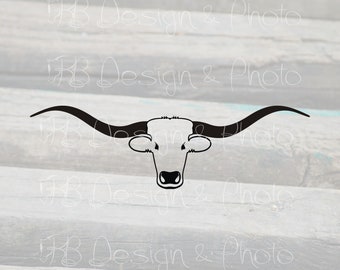 Op de afbeelding: Zwart-witte silhouet van een longhorn stierenkop met grote hoorns. De kop is naar voren gericht met een neutrale uitdrukking. De achtergrond is een wazig beeld van houten planken.