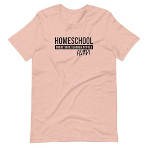 Puede incluir: Una camiseta rosa claro con el texto "HOMESCHOOL SUBSTITUTE TEACHER NEEDED ASAP!" impreso en negro.