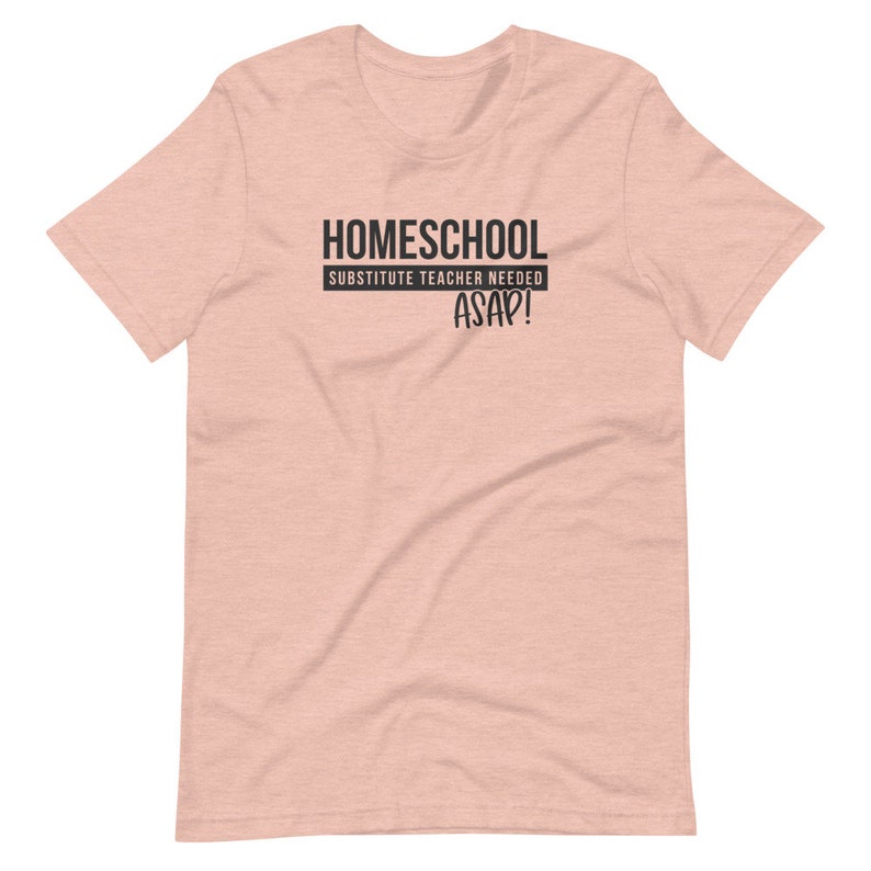 Puede incluir: Una camiseta rosa claro con el texto "HOMESCHOOL SUBSTITUTE TEACHER NEEDED ASAP!" impreso en negro.