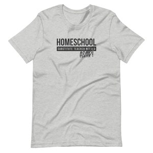 Puede incluir: Una camiseta gris jaspeada con texto negro que dice "HOMESCHOOL SUBSTITUTE TEACHER NEEDED ASAP!"