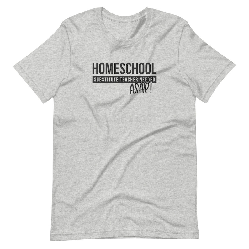 Puede incluir: Una camiseta gris jaspeada con texto negro que dice "HOMESCHOOL SUBSTITUTE TEACHER NEEDED ASAP!"
