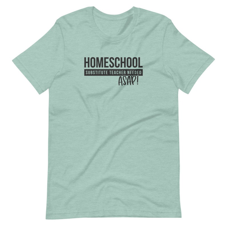 Puede incluir: Una camiseta azul claro con el texto "HOMESCHOOL SUBSTITUTE TEACHER NEEDED ASAP!" impreso en negro.