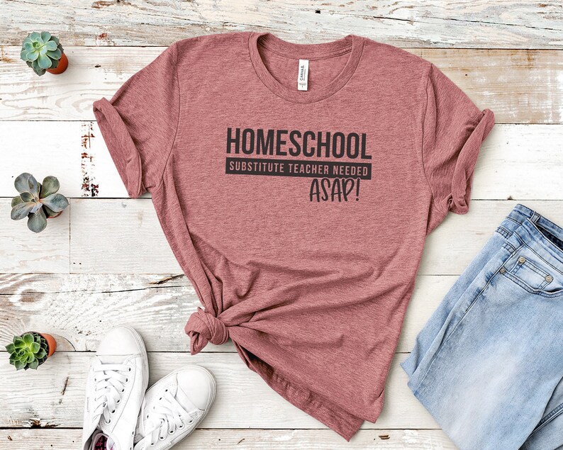 Puede incluir: Una camiseta de color marr&oacute;n rojizo con el texto "HOMESCHOOL SUBSTITUTE TEACHER NEEDED ASAP!" impreso en negro.