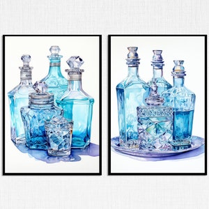 Puede incluir: Una pintura de acuarela de una colección de botellas de vidrio azul con tapones. Las botellas están dispuestas sobre una superficie blanca con una bandeja plateada.