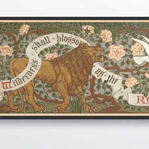 Può includere: Un poster vintage con un leone in piedi in un giardino di rose. Il leone è rivolto a destra e ruggisce. Il testo sul poster recita "The Wilderness shall blossom as the Rose."