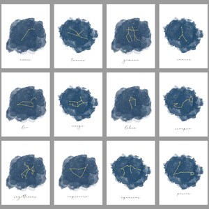 Puede incluir: Doce ilustraciones de acuarela de las constelaciones del zod&iacute;aco. Cada constelaci&oacute;n se representa en oro sobre un fondo azul de acuarela. Las constelaciones est&aacute;n etiquetadas con su signo del zod&iacute;aco correspondiente.