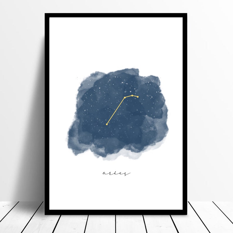 Puede incluir: Un fondo de acuarela azul con un contorno dorado de la constelaci&oacute;n de Aries. La palabra "aries" est&aacute; escrita en cursiva debajo de la constelaci&oacute;n.