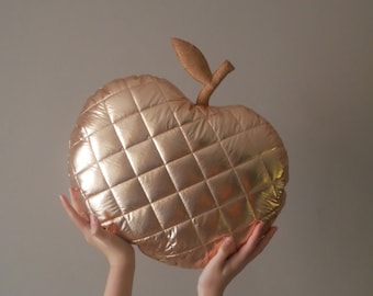 Coussin pomme pour enfant décoration fabrication artisanale made in France créatrice tissu matelassé