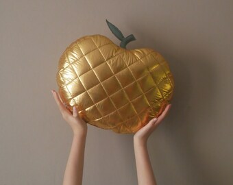 Coussin pomme décoration pour chambre enfant fabrication artisanale tissu matelassé doré tissu liège