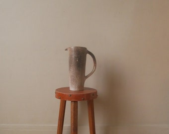 vase à anse en céramique émaillée poterie handmade japandi pichet objet fait main décoration vintage minimaliste wabi-sabi