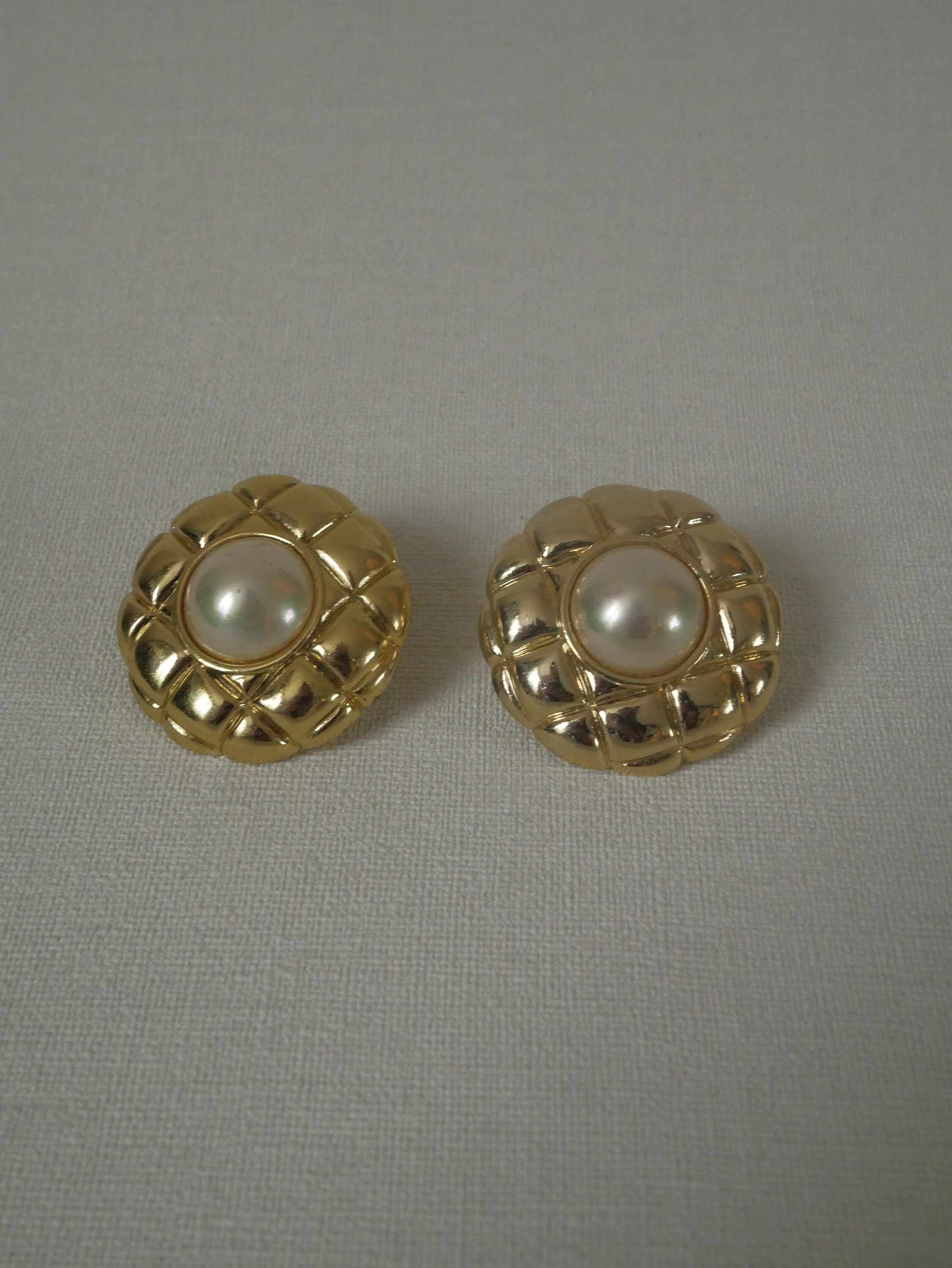 Boucles D'oreilles Vintage Métal Doré Avec Perle Et Motif Couture - Style Années 90