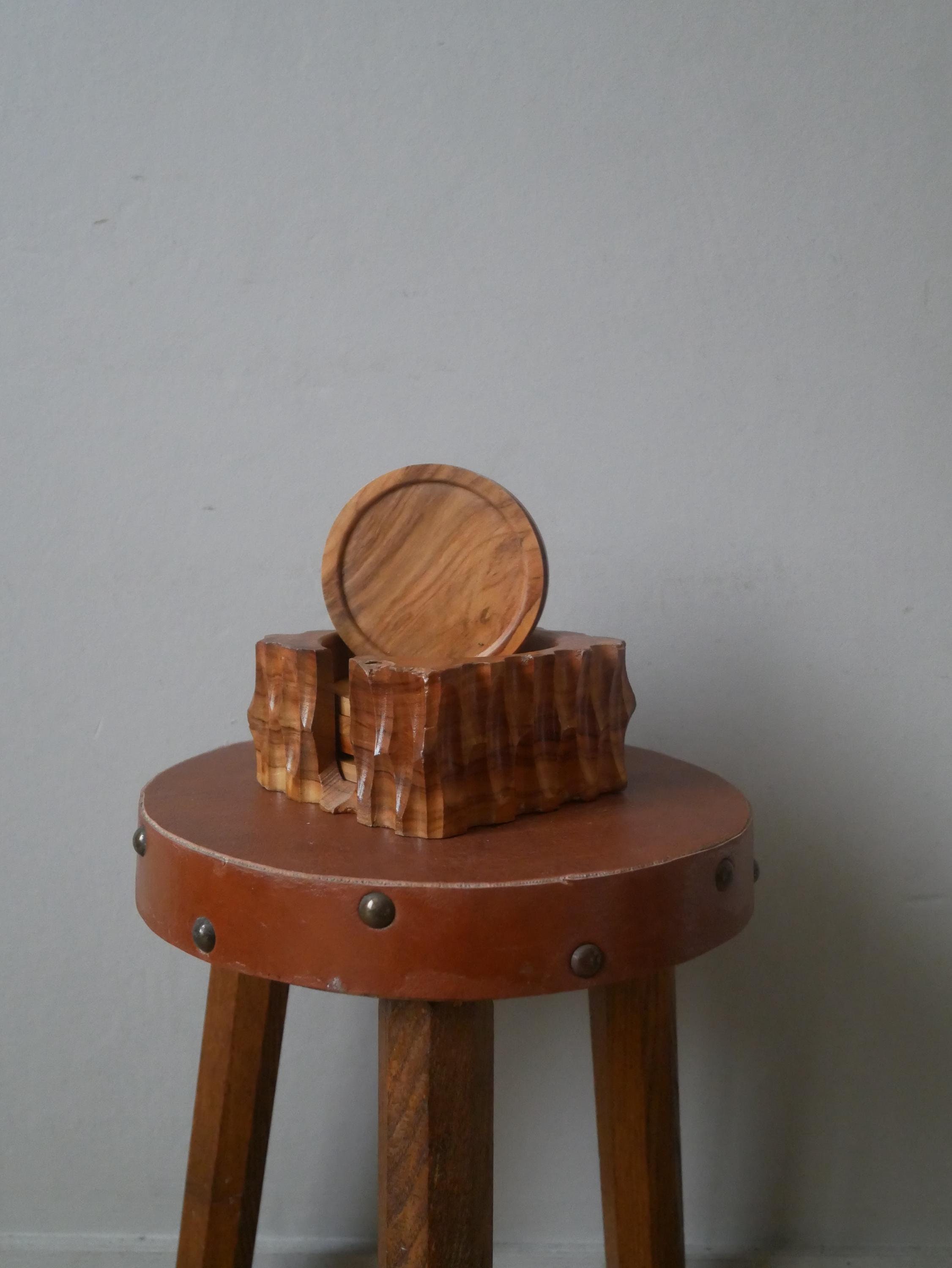 12 houten onderzetters in houder