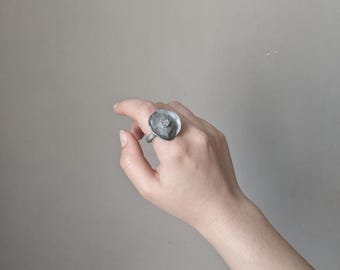 Bague en métal argenté créateur Linda Hattab