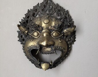 Masque en bronze doré tibétain décoration ethnique tribal antique