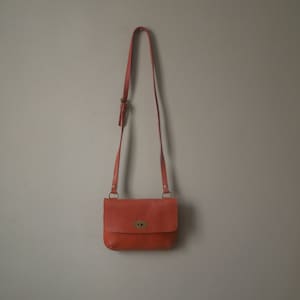 Sac besace Mulberry vintage en cuir camel sac à bandoulière fabrication artisanale à rabat porté épaule