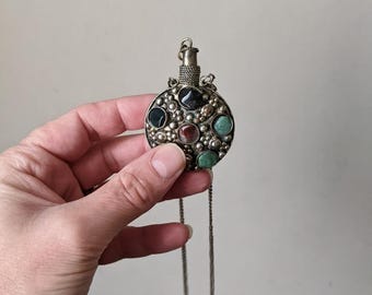 collier vintage flacon de parfum ancien métal argenté et pierres naturelles