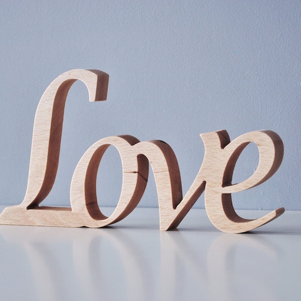 Drewniany napis "Love", dekoracja wykonana z litego drewna, stojący napis