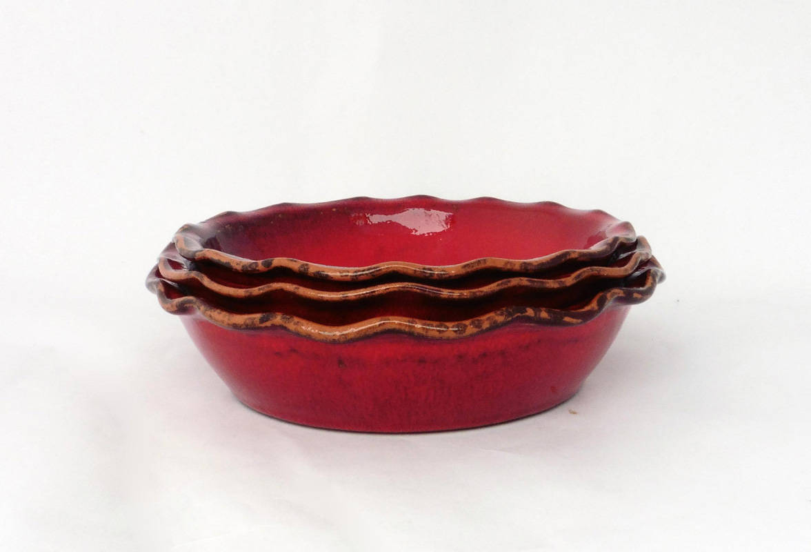 Ensemble de Trois Assiettes Rouges Gigognes, Plats, Creuses, en Faïence