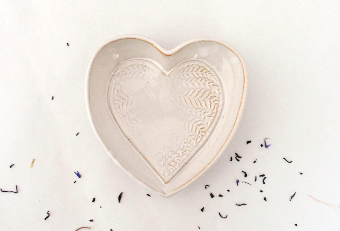 Plat Cœur Blanc, Décor Feuillage, en Grès