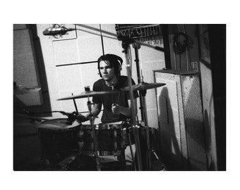 The Cribs: Fotografía firmada por Ami Barwell (8 x 12 pulgadas)