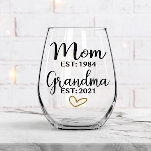 Grandma wine glass, Pregnancy announcement gift, Mothers day gift, Gift for grandma, Grandma wine glass, 2022 Grandma, Gift for Mom