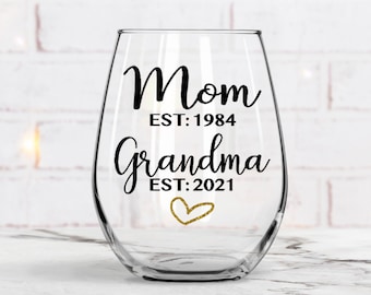 Grandma wine glass, Pregnancy announcement gift, Mothers day gift, Gift for grandma, Grandma wine glass, 2022 Grandma, Gift for Mom