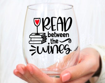 Read between the wine, Funny Glass,  Book Lover Gift, Book Nerd, Book Club Gift, Gift for reader, Bookworm Gift, Reader Wine Glass