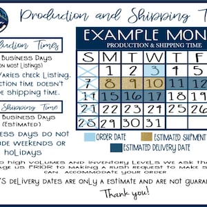 Op de afbeelding: Een blauwe en witte kalender met de tekst "Production and Shipping Times" en "Example Month". De kalender toont de dagen van de week en de datums van de maand. De kalender bevat ook informatie over productie- en verzendtijden.