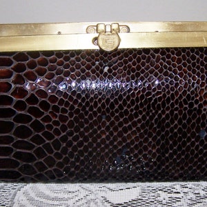 Cartera Guidi de charol con estampado de piel de serpiente negra