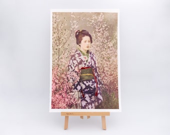 Wunderschöne fotomechanische Drucke einer Geisha und einer Kirschblüte (1887–1897) von Ogawa Kazumasa. Kunstdruck mit Fransenrand