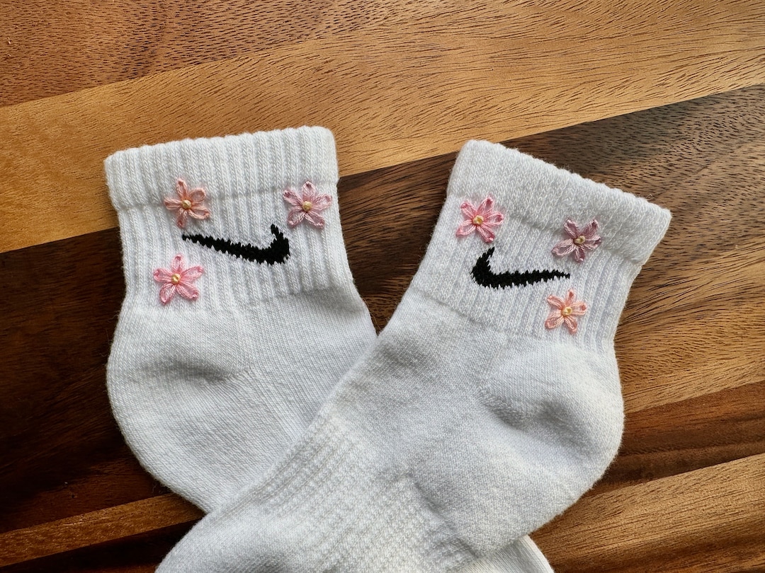 White nike socks shop with pink swoosh