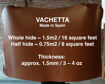 Puede incluir: Una piel de cuero marrón etiquetada como "Vachetta" hecha en España. La piel tiene un grosor aproximado de 1,5 mm y está disponible en tamaños completos y medios. La piel completa es de 1,5 metros cuadrados o 16 pies cuadrados, mientras que la media piel es de 0,75 metros cuadrados o 8 pies cuadrados.