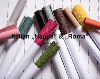 Könnte beinhalten: Eine Auswahl an farbigen Lederproben, darunter Rosa, Grün und Braun, gerollt und in weißen Papierröhren präsentiert. Der Text "Italian Nappa & Roma leather set" ist im Bild zu sehen.