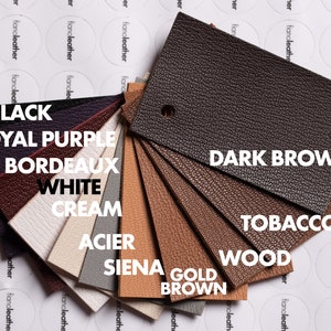 Può includere: Un libro di campioni di pelle con 10 colori di pelle diversi. I colori sono: nero, viola reale, bordeaux, bianco, crema, acciaio, oro di Siena, marrone, tabacco e marrone scuro.