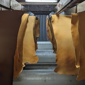 Fiano-Leder Premium-Pflanzlich gegerbtes Vachetta - 1,3-1,5 mm. Häute, Panels, & Blätter, perfekt für Leder Handwerk und DIY-Projekte.
