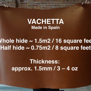 Puede incluir: Una piel de cuero marr&oacute;n etiquetada como "Vachetta" hecha en Espa&ntilde;a. La piel tiene un grosor aproximado de 1,5 mm y mide 16 pies cuadrados. El texto tambi&eacute;n indica que una media piel mide 8 pies cuadrados.