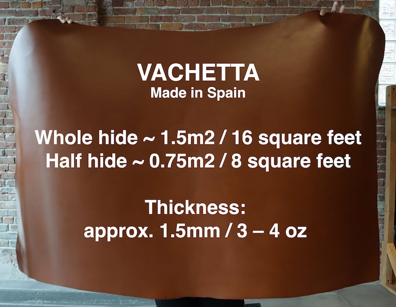 Puede incluir: Una piel de cuero marr&oacute;n etiquetada como "Vachetta" hecha en Espa&ntilde;a. La piel tiene un grosor aproximado de 1,5 mm y mide 16 pies cuadrados. El texto tambi&eacute;n indica que una media piel mide 8 pies cuadrados.