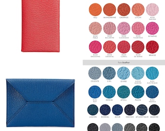 Puede incluir: Dos carteras de cuero, una roja y otra azul, con una variedad de muestras de colores para diferentes colores de cuero. Las muestras están etiquetadas con palabras francesas.